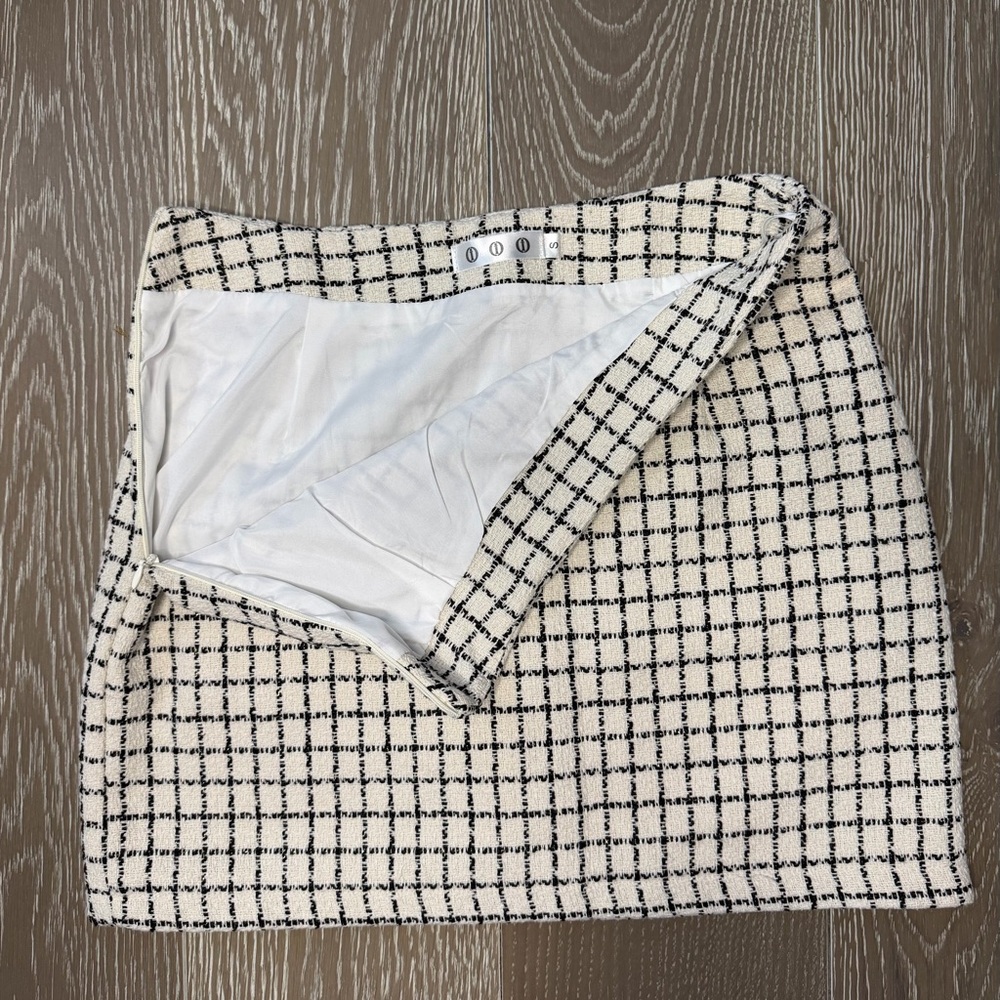 Chic Black and White Checkered Skirt - Picture 5 of 7
